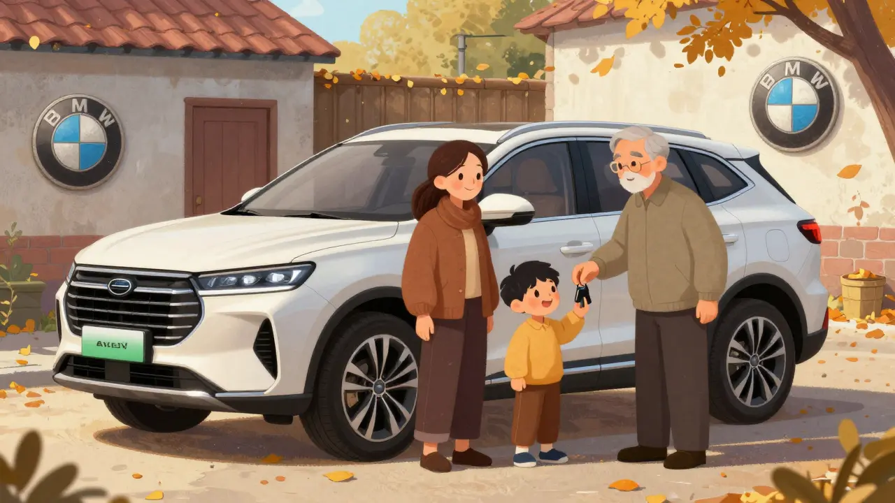 Семья стоит у китайского автомобиля Exeed VX в дворе, дедушка передаёт ключи внуку, на заднем плане — старый значок BMW.
