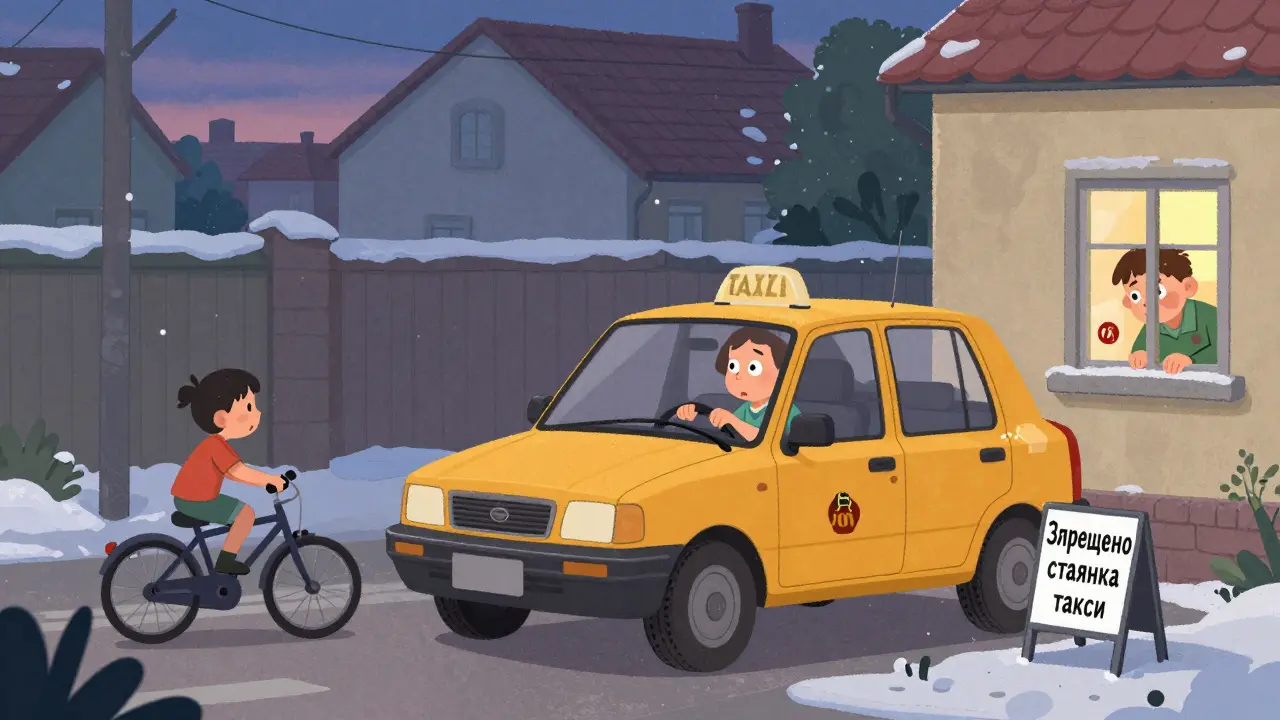 Водитель такси сидит в машине во дворе, двигатель работает, рядом — знак запрета.