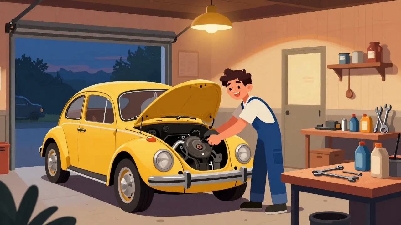 Механик ремонтирует задний двигатель желтого Volkswagen Beetle в гараже
